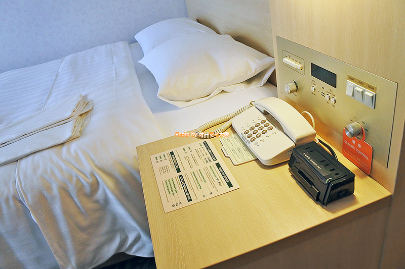 ベッド周りも「リーガロイヤルホテル大阪」だからこその充実した設備が整っています。