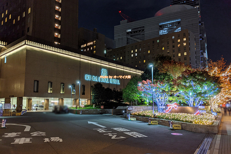 ライトアップされた姿も美しい「リーガロイヤルホテル大阪」の外観です。