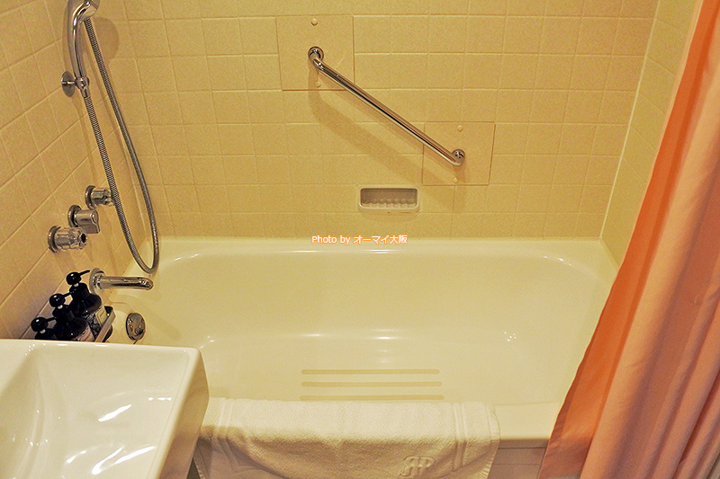 バスタブは広く、脚を伸ばして風呂に入ることができます。