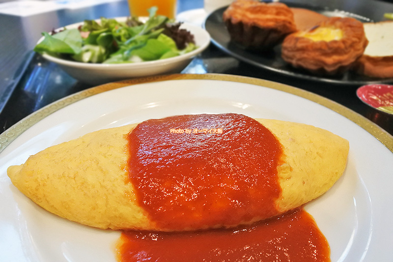 目の前で作ってくれるオムレツはトッピングやソースを選ぶことができます。