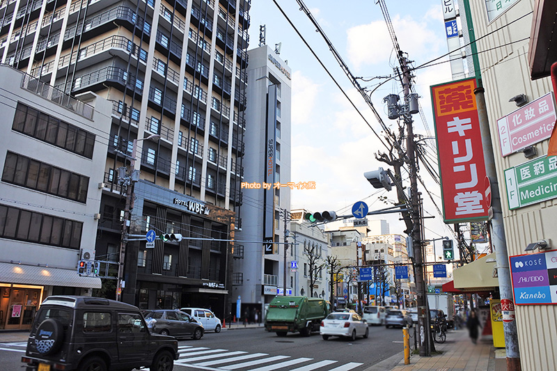 大阪ミナミの中心にある格安ビジネスホテル「スーパーホテルなんば日本橋」の外観です。