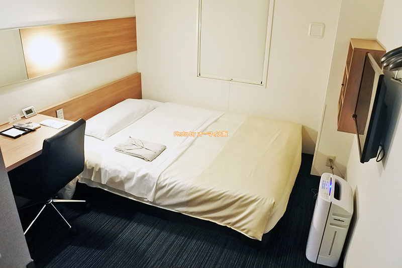 シンプルな「スーパーホテルなんば日本橋」のシングルルームですが、必要な設備とアメニティがそろっています。