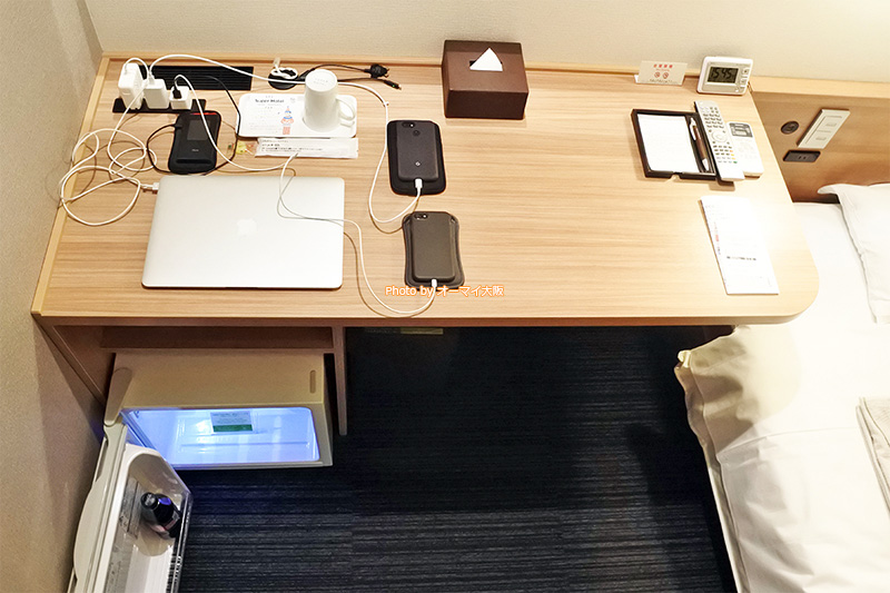 デスク周りの充実度は「スーパーホテルなんば日本橋」に宿泊する大きなメリットです。