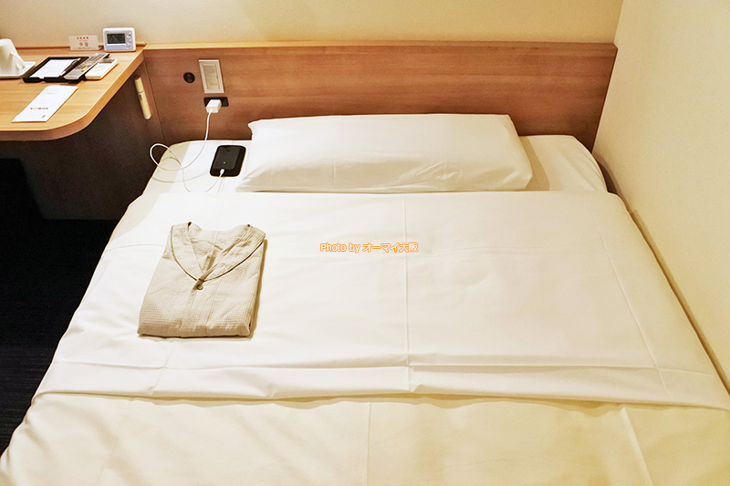 格安ビジネスホテル「スーパーホテルなんば日本橋」は一番リーズナブルなシングルルームでもスマホやタブレットを充電するための電気コンセントがしっかりと完備されています。