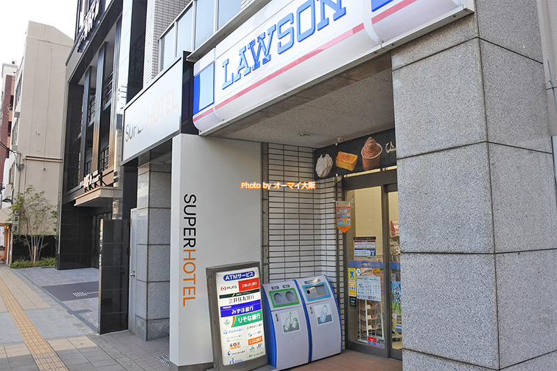 ビジネスホテル「スーパーホテルなんば日本橋」は入口がせまいので、見落とさないように注意しましょう。