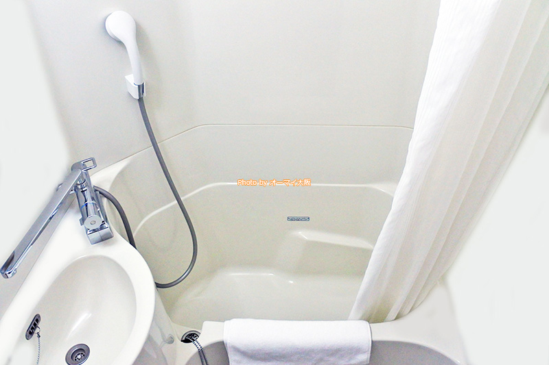 バスルームは狭いですが、風呂に入ったり、シャワーを浴びたりできます。