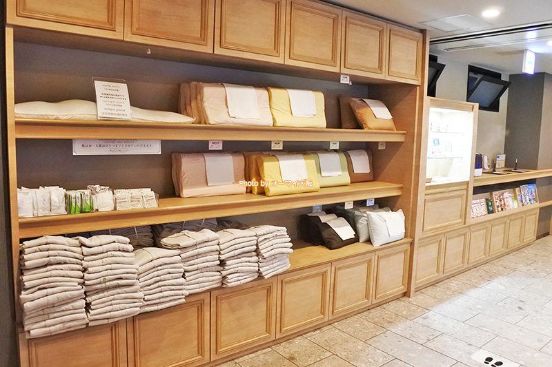 ビジネスホテル「スーパーホテル」は、アメニティを客室ではなく、フロントに用意するスタイルです。