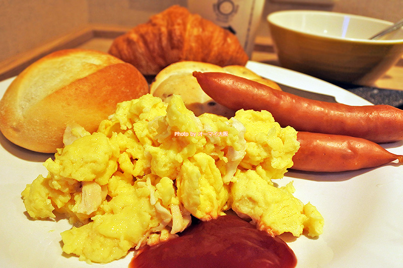 ビジネスホテル「スーパーホテルなんば日本橋」の朝食バイキングは、回転が速く、できたての料理を食べられるところが最高です。