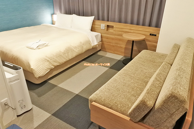 ビジネスホテル「相鉄フレッサイン 大阪心斎橋」の「コンフォートダブル」は電気コンセントも使いやすくて、仕事に集中できます。