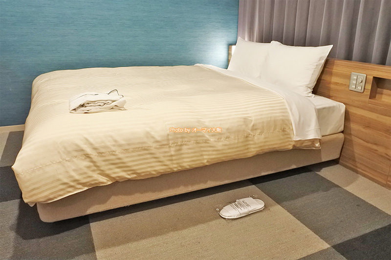 広いベッドと広いソファーは「コンフォートダブル」の大きな魅力です。