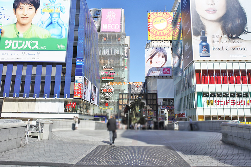 戎橋（えびすばし）を通り抜けます。