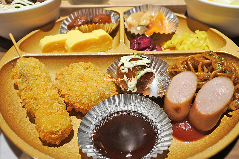 大阪名物の串カツやたこ焼きもありました。