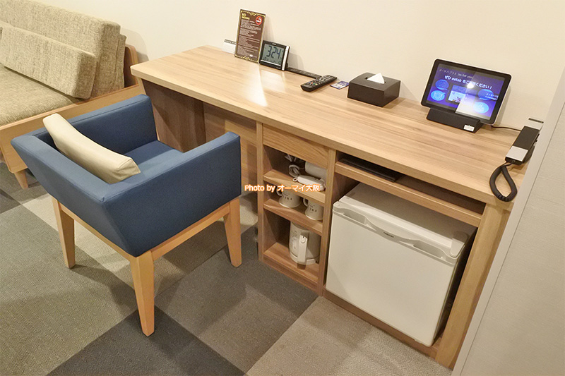 より大きな部屋の「コンフォートダブル」はデスク周りがすっきりしています。