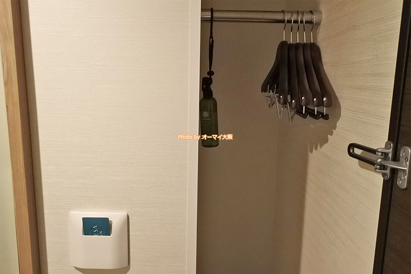 ビジネスホテル「相鉄フレッサイン 大阪心斎橋」は部屋にハンガーと消臭スプレーを完備しています。