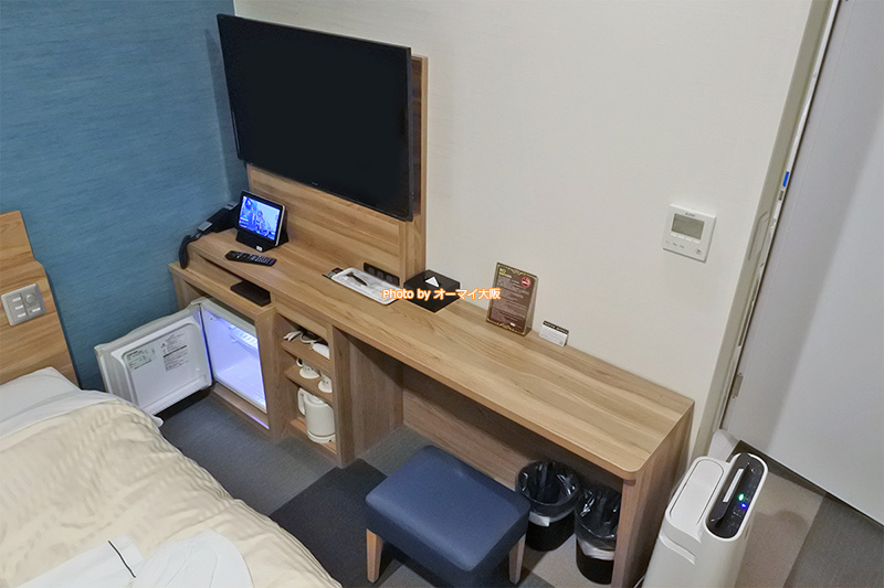 背もたれのないイスなので、仕事を長時間するには向かないかもしれません。