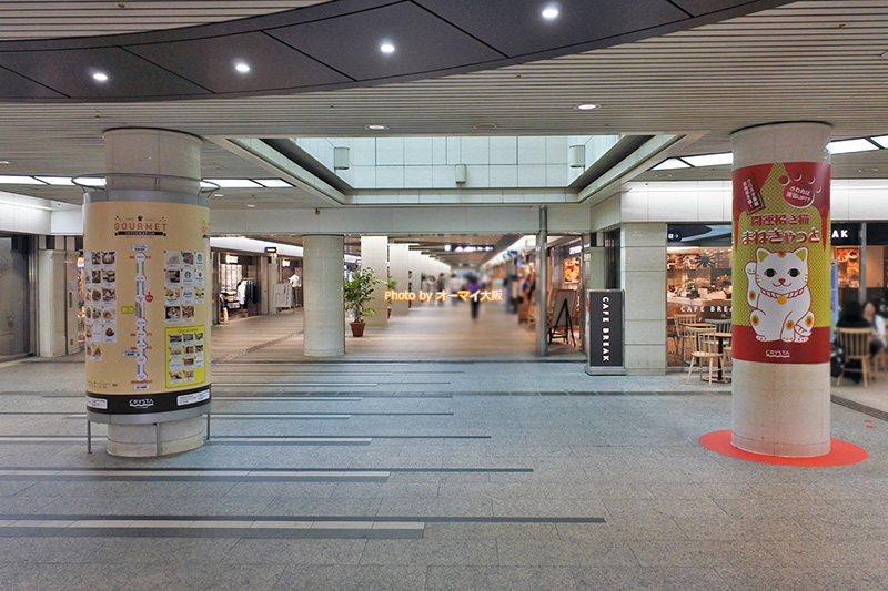 地下街「クリスタ長堀」の「まねきゃっと広場」を目指しましょう。