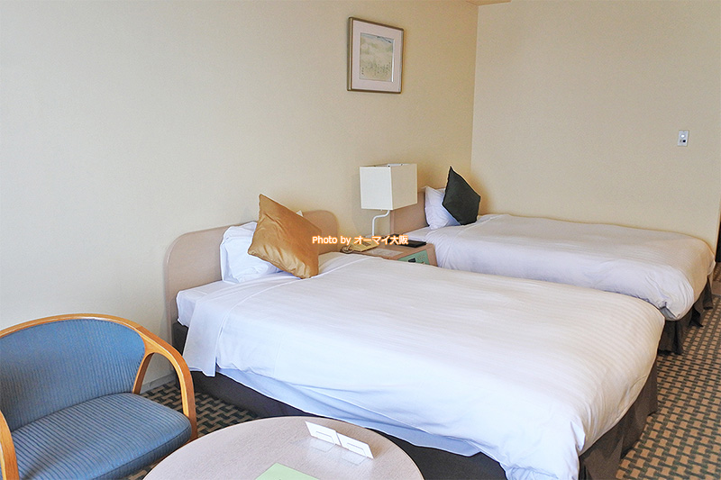 ベッドと窓の間に置かれているテーブルとイスが地味に便利でした。