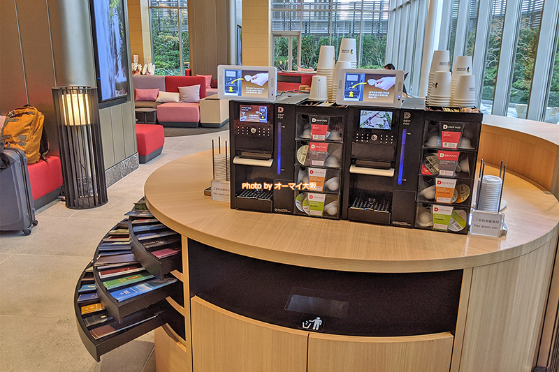 ロビーに無料のコーヒーマシンが置かれている「ホテル阪急レスパイア大阪」。快適に過ごせるロビーはすごいです。