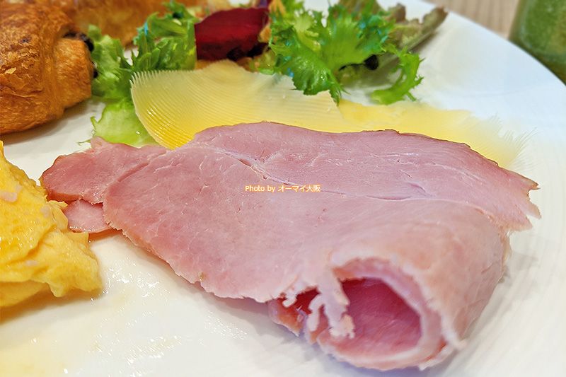 宿泊したら食べたい「ホテル阪急レスパイア大阪」のハム。ガッツリ系メニューは、元気な朝食の源です。