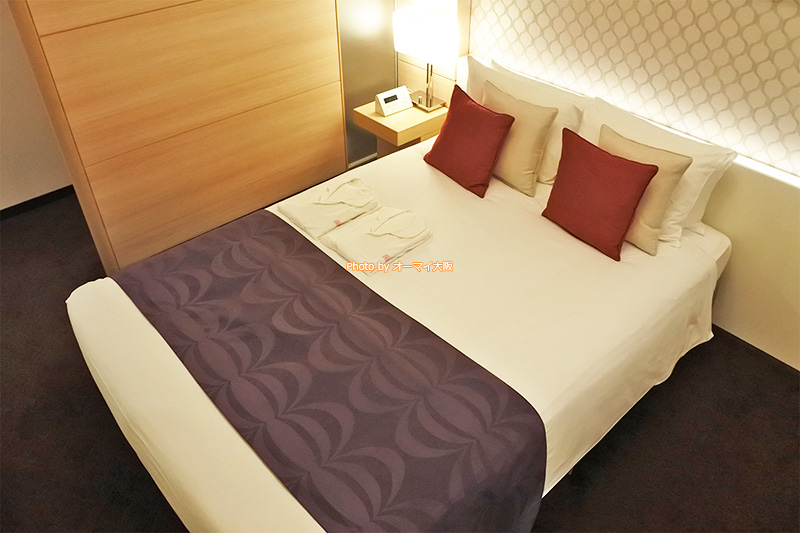 ホテル「エルセラーン大阪」は、ベッド周りにスペースが確保されていて、開放感のある客室でした。