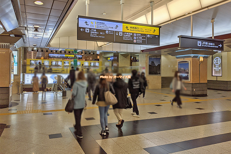 JR大阪駅の中央口から地下街を目指します。
