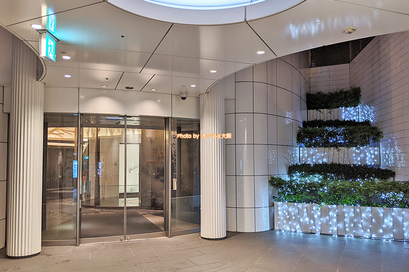 地下の入口を使えば、JR大阪駅から「ホテルエルセラーン大阪」へ雨に濡れずに移動できます。