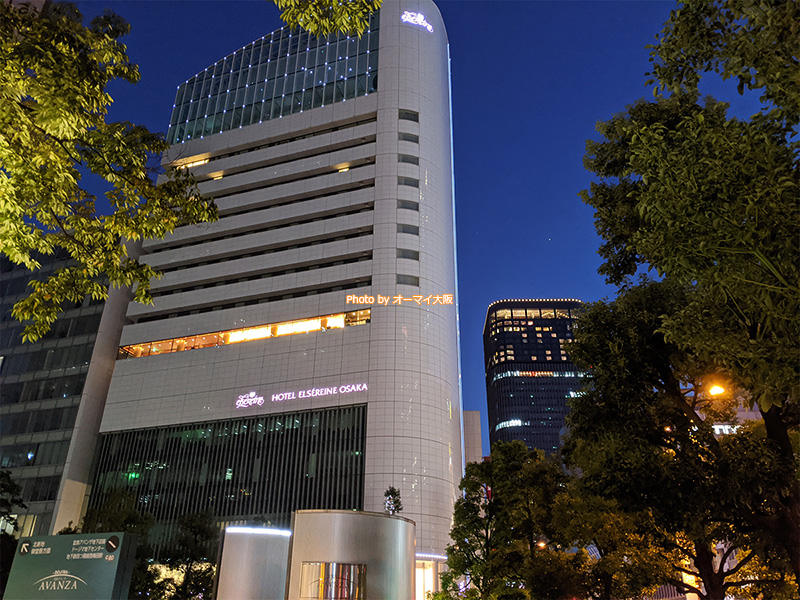 夜でもアクセスしやすい全館禁煙ホテル「エルセラーン大阪」の外観です。