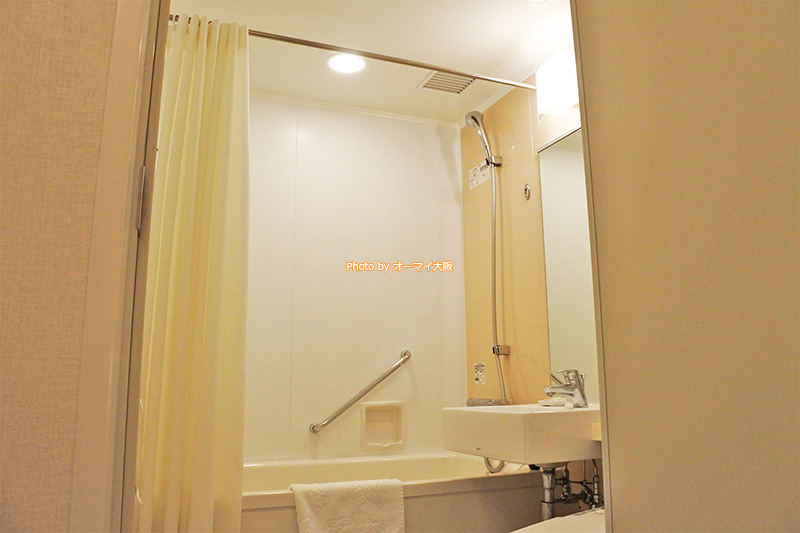 ホテル「エルセラーン大阪」のバスルームは清潔感があります。