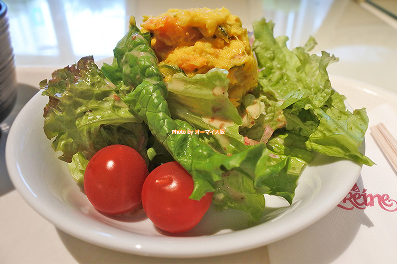 朝食バイキングのフレッシュなサラダとフルーツは女性に大人気です。