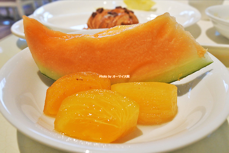 メロンをはじめ、おいしいフルーツが並ぶ「ホテルエルセラーン大阪」の朝食ブッフェです。