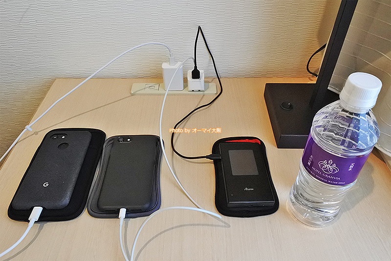 デスク周りの電気コンセントはしっかりと考えられた配置でした。