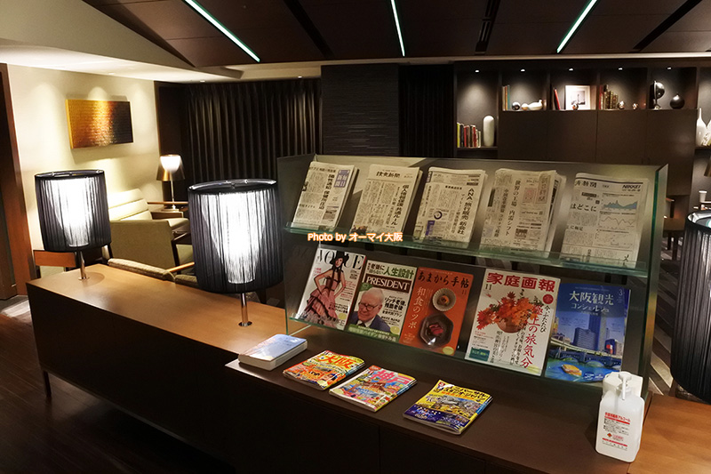 観光客やビジネスパーソンから人気の「ホテルグランヴィア大阪」の専用ラウンジには新聞や雑誌が置かれています。