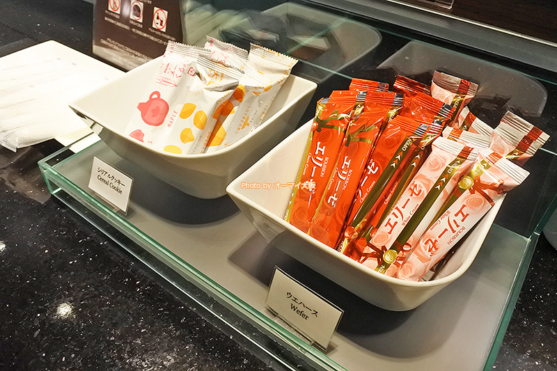 専用ラウンジのモーニングタイムには、健康派にうれしいシリアルが提供されていました。