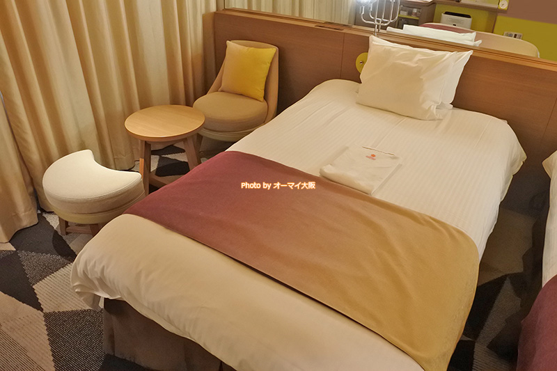 ベッドは幅110センチのシングルベッドが2台。2人で宿泊するなら十分なスペースです。