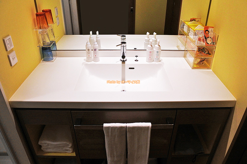 USJオフィシャルホテル「ホテルユニバーサルポートヴィータ」の洗面は大きな鏡があって、身だしなみを整えやすいです。