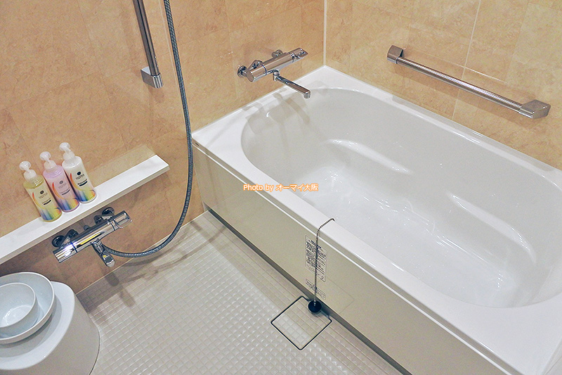 バスタブが広いので、ゆっくりと風呂でくつろぐことができます。