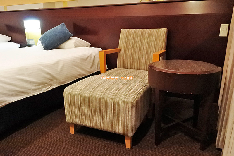 ベッドだけでなく、イスやソファーにもこだわった「ホテル京阪ユニバーサルタワー」の客室です。