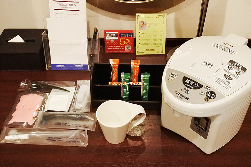 USJオフィシャルホテル「ホテル京阪ユニバーサルタワー」のドリンクセットとアメニティです。