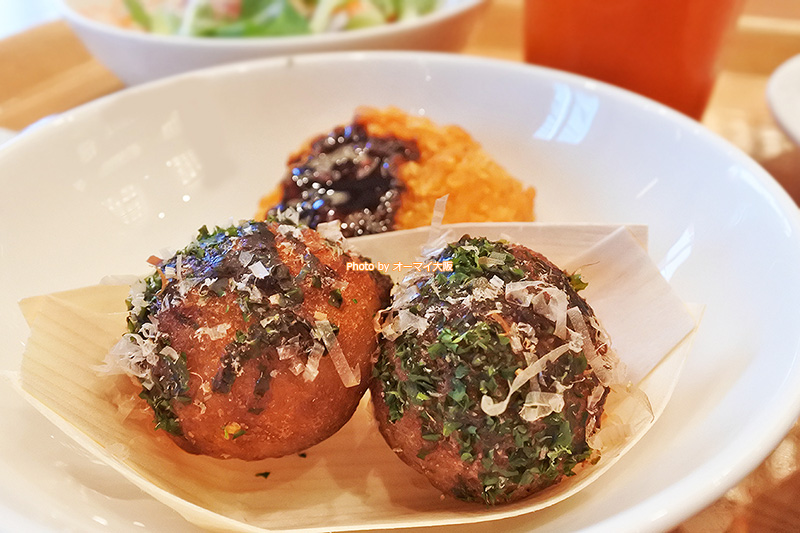 大阪の名物、たこ焼きも朝食のメニューに並んでいました。