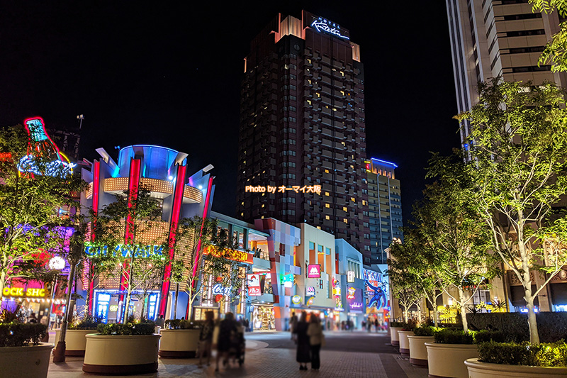 USJのエントランスから眺める「ホテル近鉄ユニバーサルシティ」の夜景です。