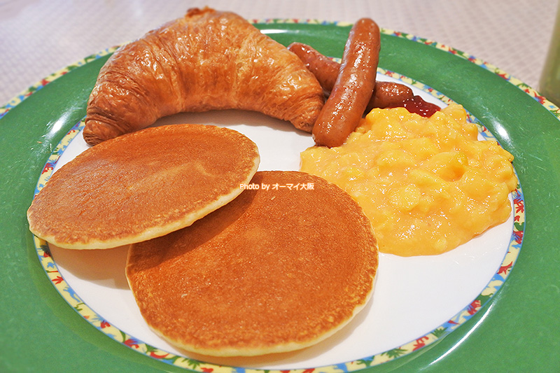 パンケーキとスクランブルエッグは朝食ブッフェの人気メニューです。