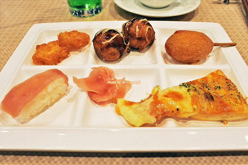 夕食ブッフェのメニューには、大阪名物のたこ焼きや串カツもありました。