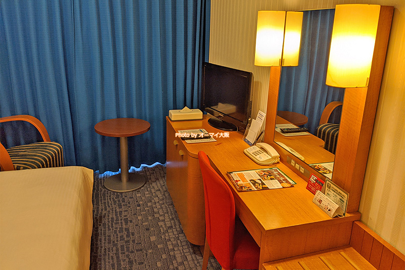 USJのオフィシャルホテルではめずらしいイスとデスクがそろっている「ホテル京阪ユニバーサルシティ」のカジュアルダブルルームです。