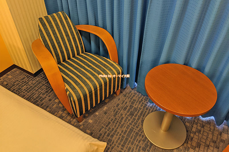 2種類のイスとテーブルがある「ホテル京阪ユニバーサルシティ」のカジュアルダブルルームです。