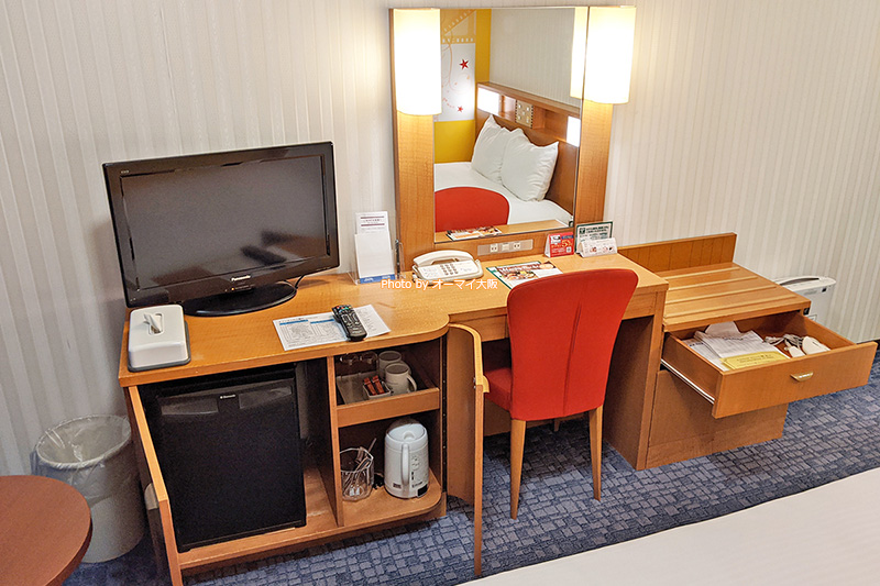 宿泊した「ホテル京阪ユニバーサルシティ」のカジュアルダブルはデスク周りが充実していました。