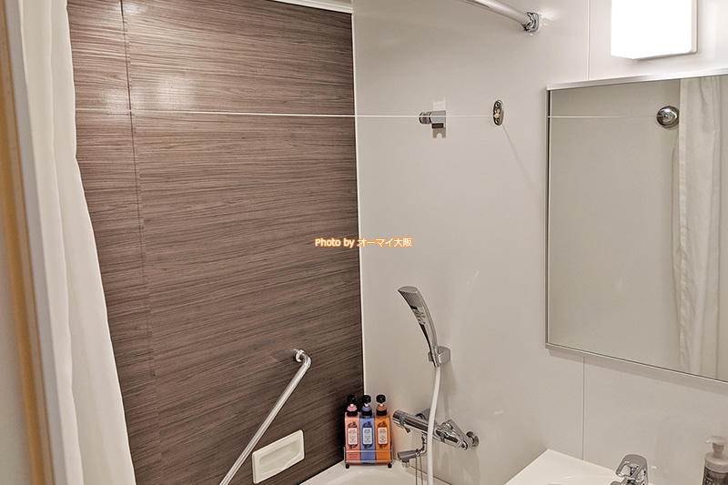 USJのオフィシャルホテル「ホテル京阪ユニバーサルシティ」のカジュアルダブルはバスルームに洗濯ロープがあります。