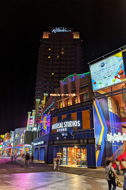 美しくライトアップされた「ホテル近鉄ユニバーサルシティ」です。