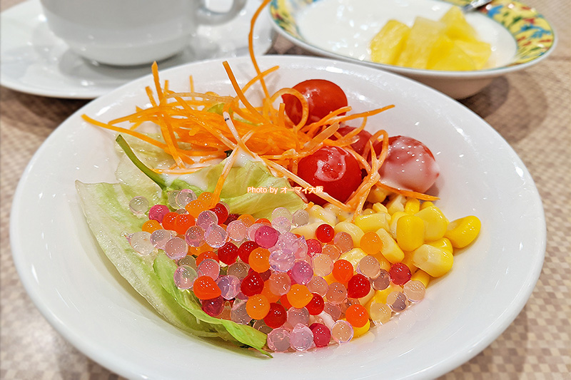 キラキラ光る海藻ビーズです。