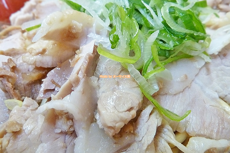 数え切れないほどのチャーシューがトッピングされた「ゆうらい」チャーシューメン。文句なしにお得感があります。