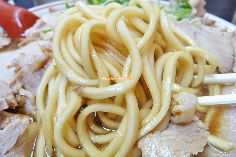 ラーメン「ゆうらい」の麺はストレートの太麺です。麺のボリュームもすごいので、おなかいっぱいになります。